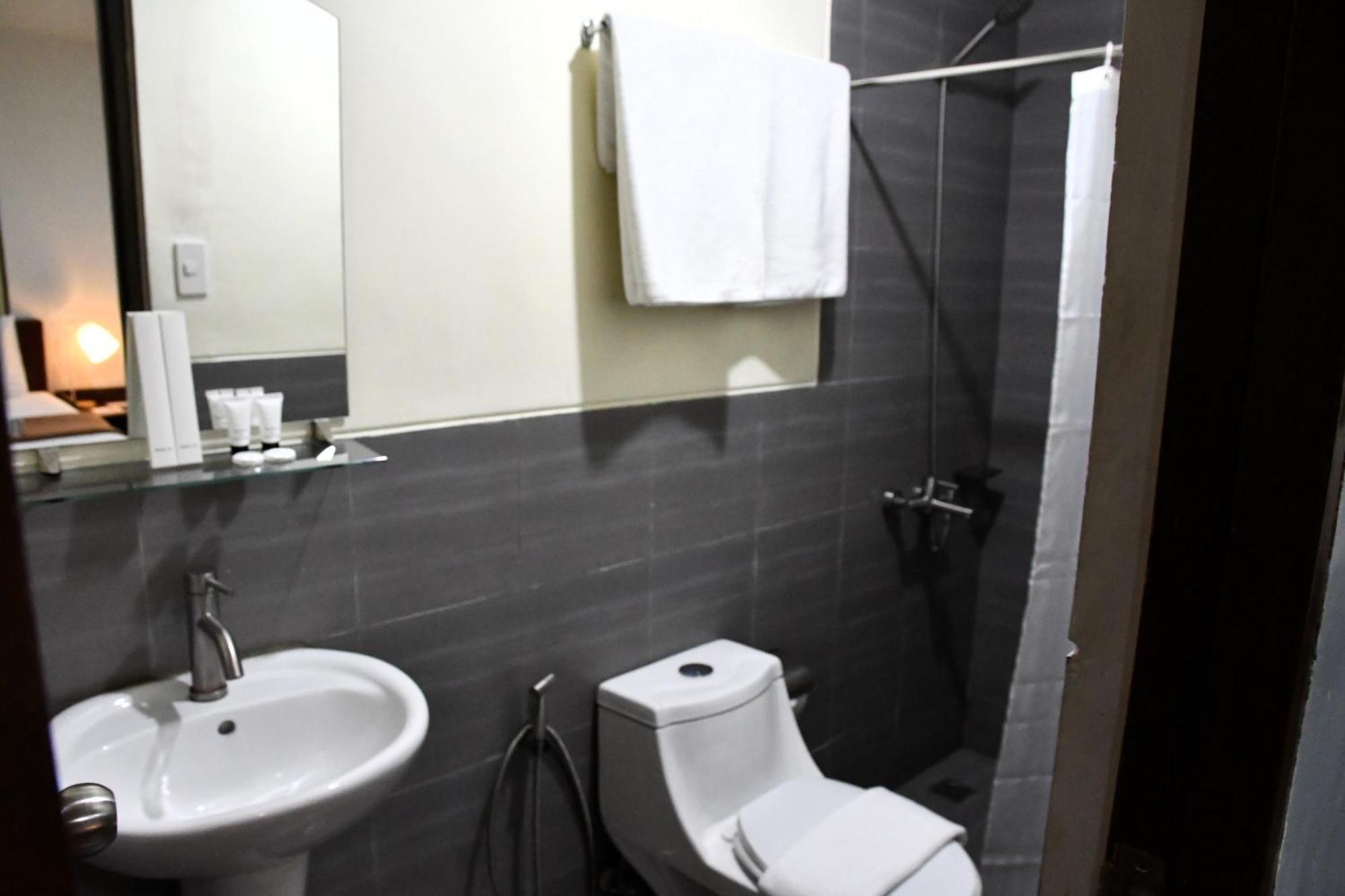 Arzo Hotel Makati San Pedro Makati Eksteriør billede